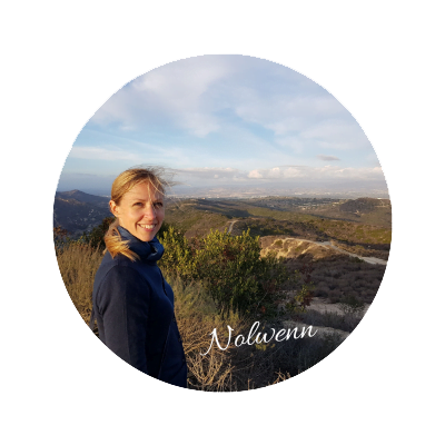 Photo de Nolwenn, la fondatrice de la marque Skiddis, avec un horizon sur des collines en plaine nature